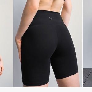 Aritzia TNACHILL High rise 7” shorts in black